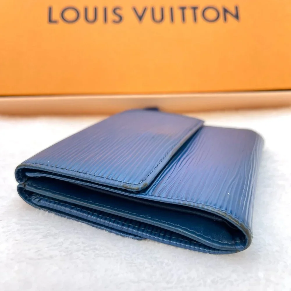 Auc Louis Vuitton blue Epi leather classic wallet w double button snap closure